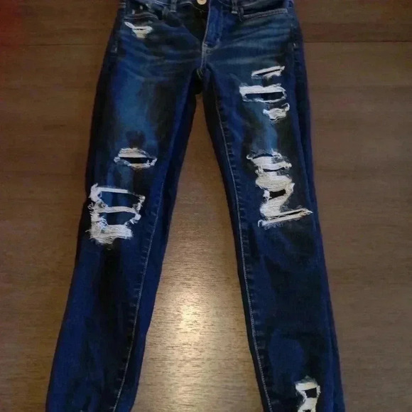 American Eagle women's Distressed Blue Jeans. Size 4. Like new - Picture 3 of 9